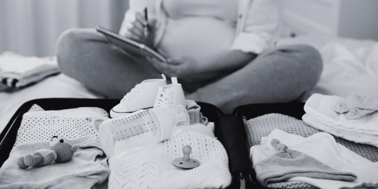 Valise maternité ouverte avec produits pour bébé