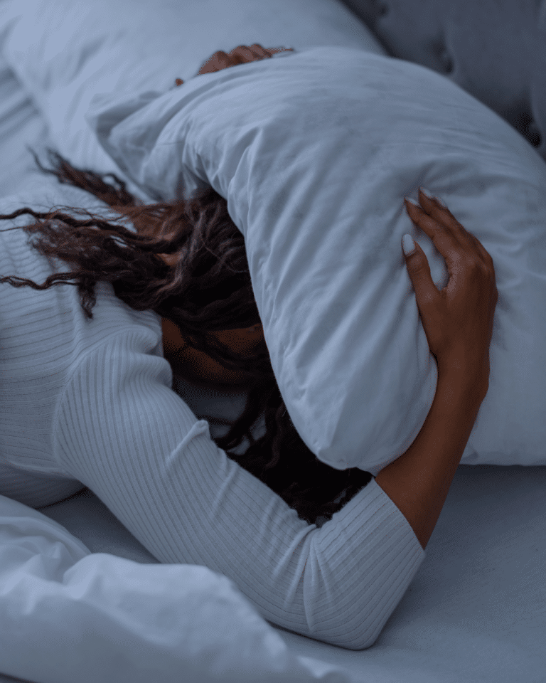 Maman fatiguée avec sa tête sous l'oreiller